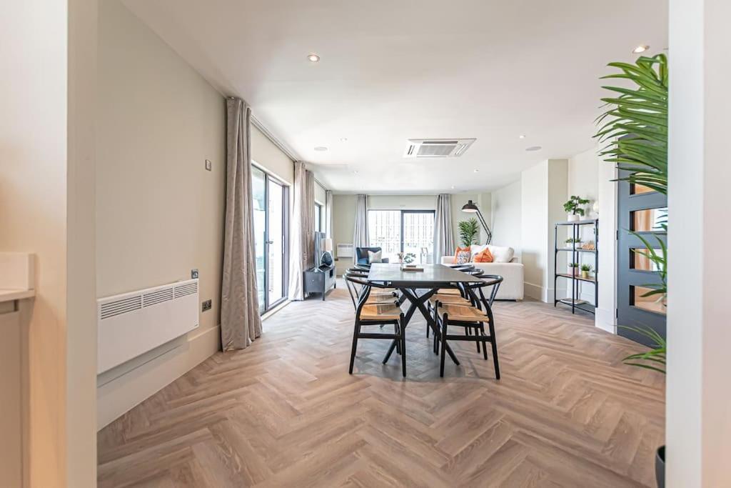 Penthouse River View! Wow Ливърпул Екстериор снимка